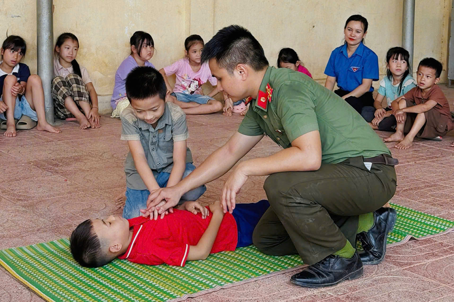 Công an xã hướng dẫn sơ cứu ban đầu đối với người bị đuối nước