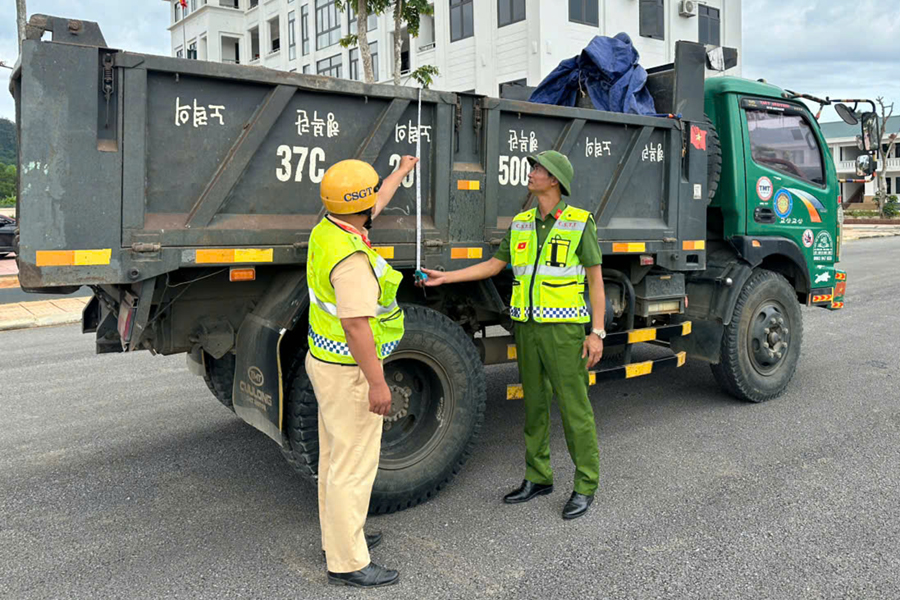 Lực lượng chức năng đo kích thước thành thùng xe