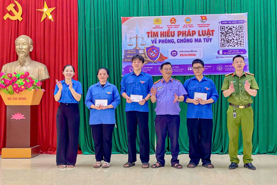 Trao giải cho các thí sinh