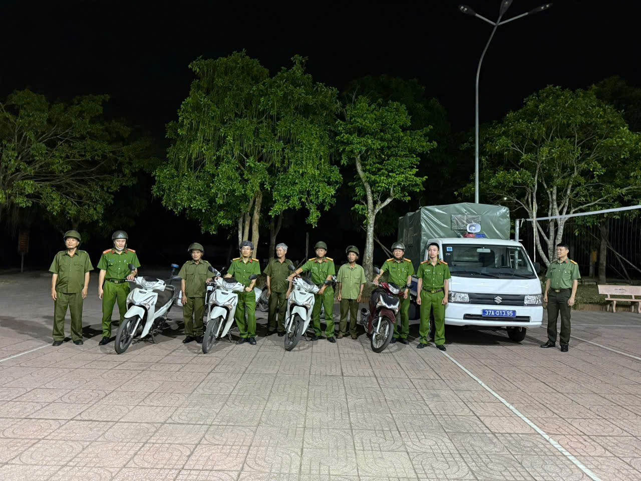 Công an xã tổ chức ra quân