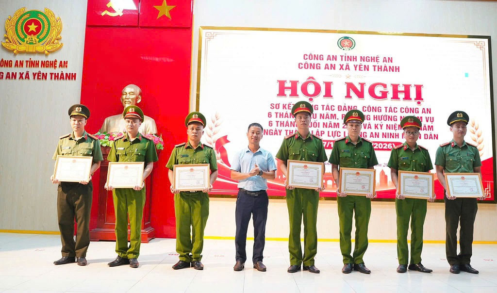 Công an xã trao giấy khen đến cá nhân có thành tích xuất sắc