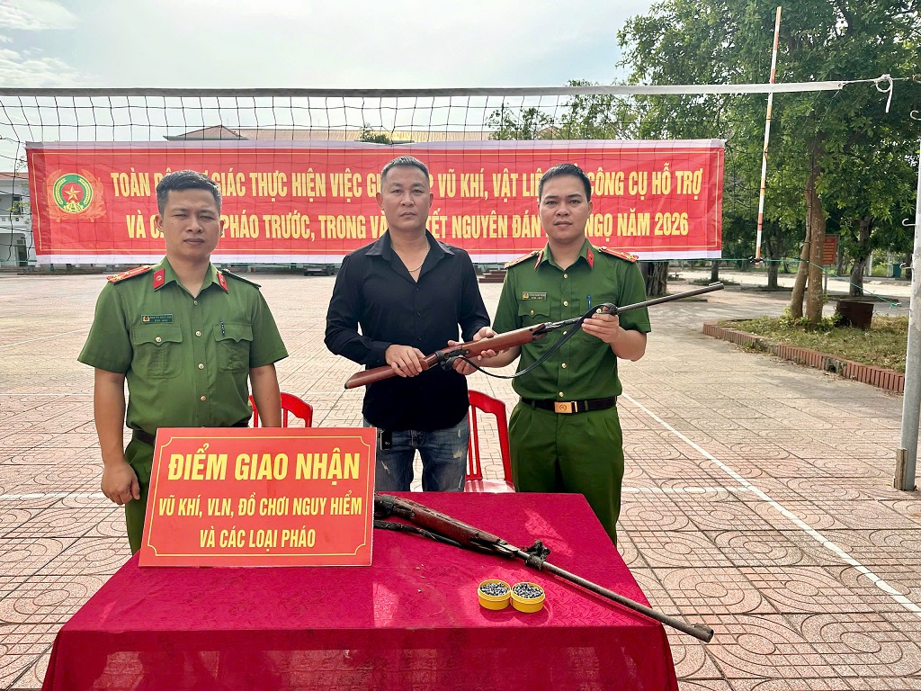 Người dân tự nguyện giao nộp vũ khí, vật liệu nổ và công cụ hỗ trợ