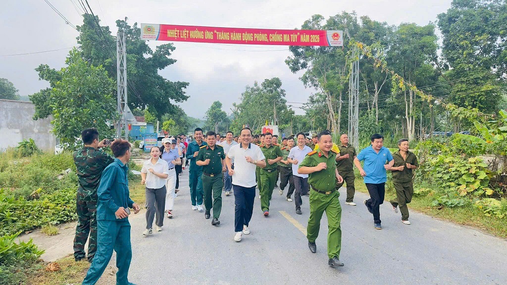 Cán bộ, chiến sĩ và người dân tham gia chạy bộ