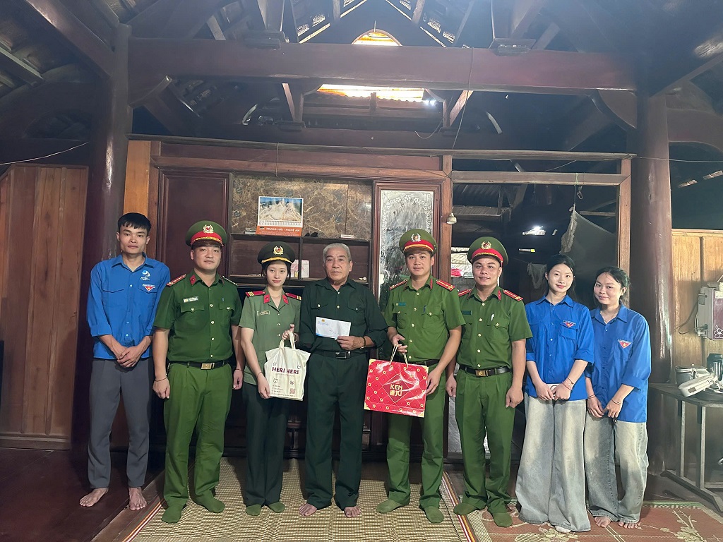 Công an xã thăm, tặng quà nhân dịp Ngày Thương binh – Liệt sĩ
