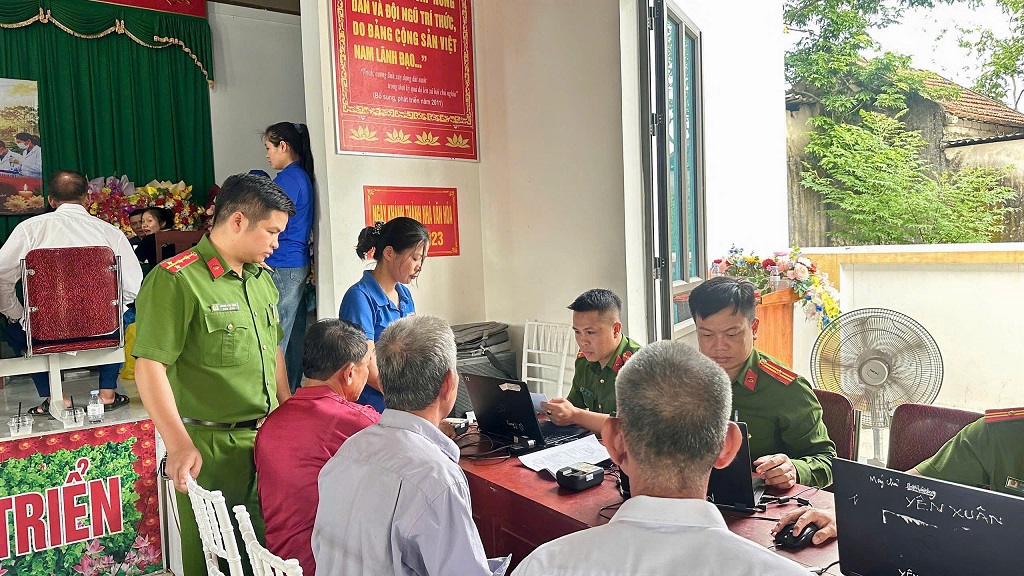 Công an xã hỗ trợ thân nhân Liệt sĩ lấy mẫu giám định ADN