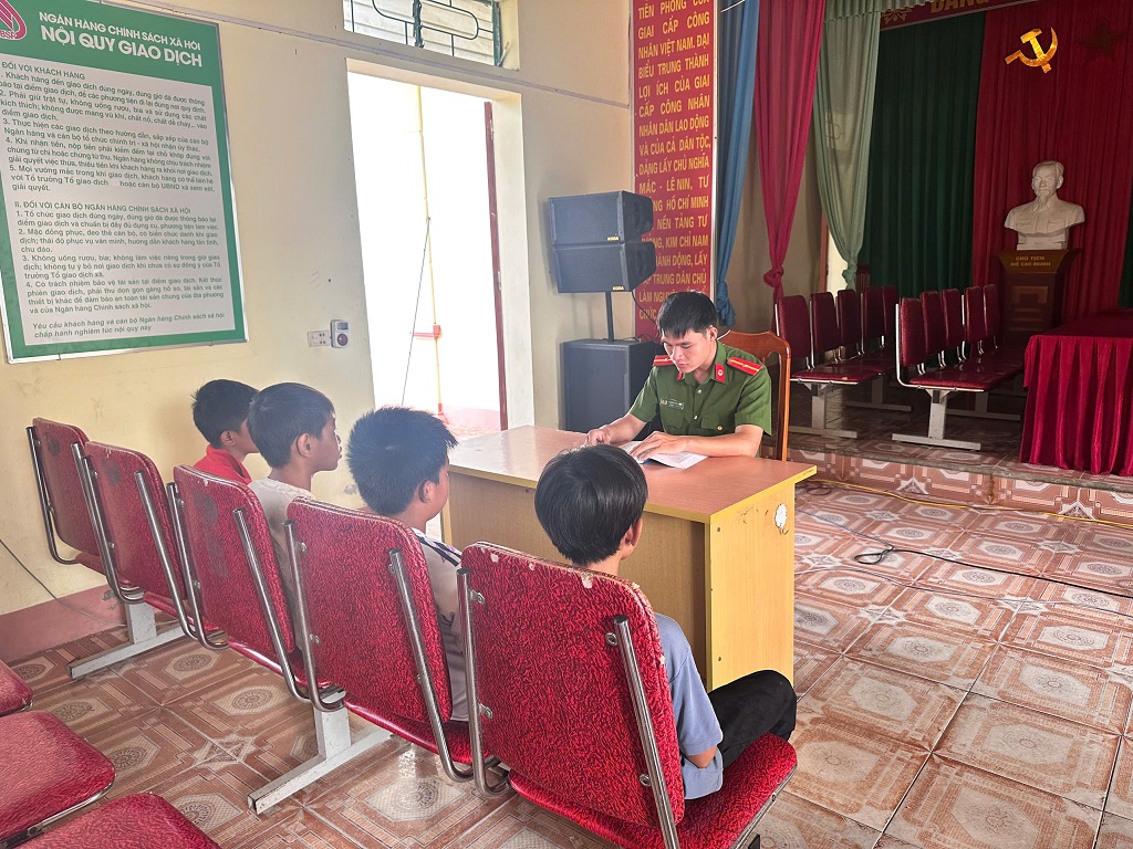 Công an xã Giai Xuân giáo dục thanh niên 