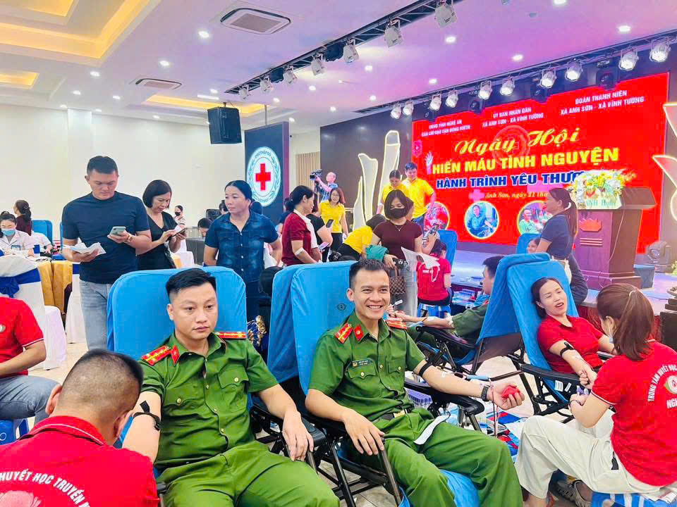 Công an xã tham gia hiến máu