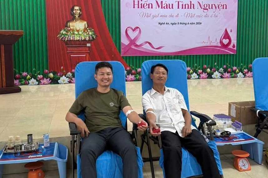 Hai đồng chí Nguyễn Đình Tiến và Hồ Trọng Linh hiến máu tại bệnh viện