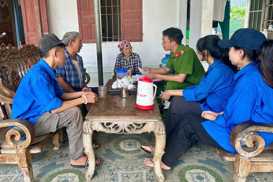 Công an phường đến từng gia đình để tuyên truyền, hướng dẫn kê khai hồ sơ
