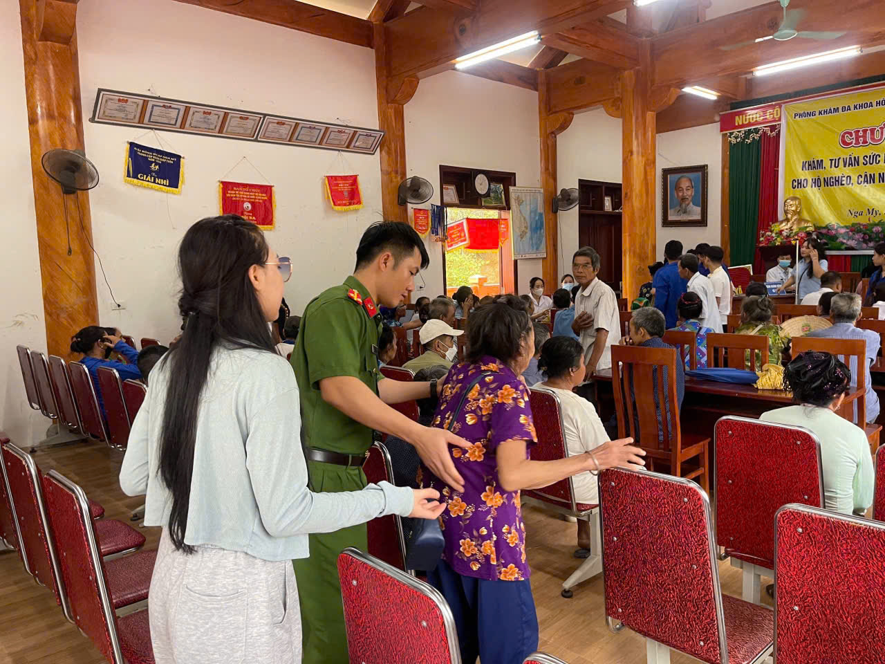 Công an xã hỗ trợ người dân khám chữa bệnh miễn phí