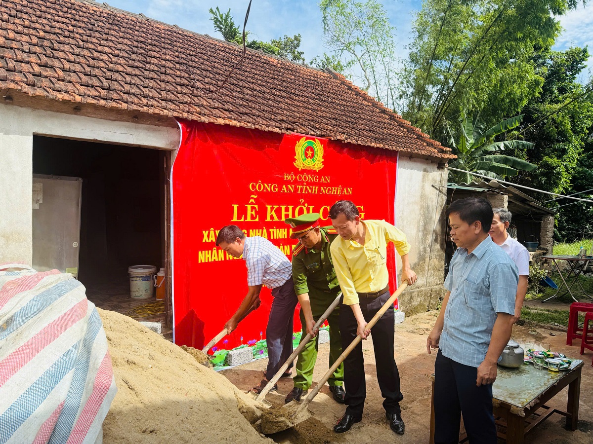 Đại biểu thực hiện nghi thức khởi công xây nhà
