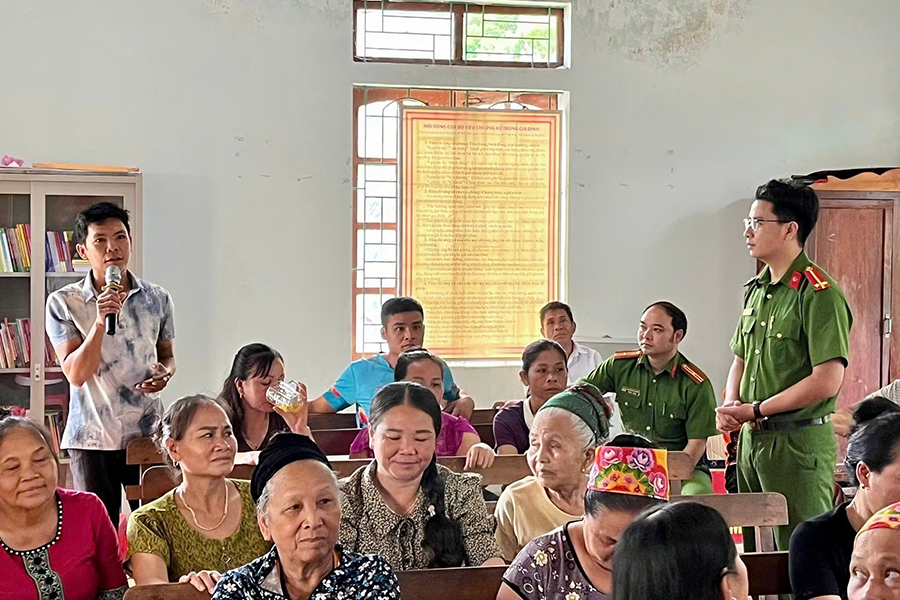 Người dân đóng góp ý kiến tại Diễn đàn