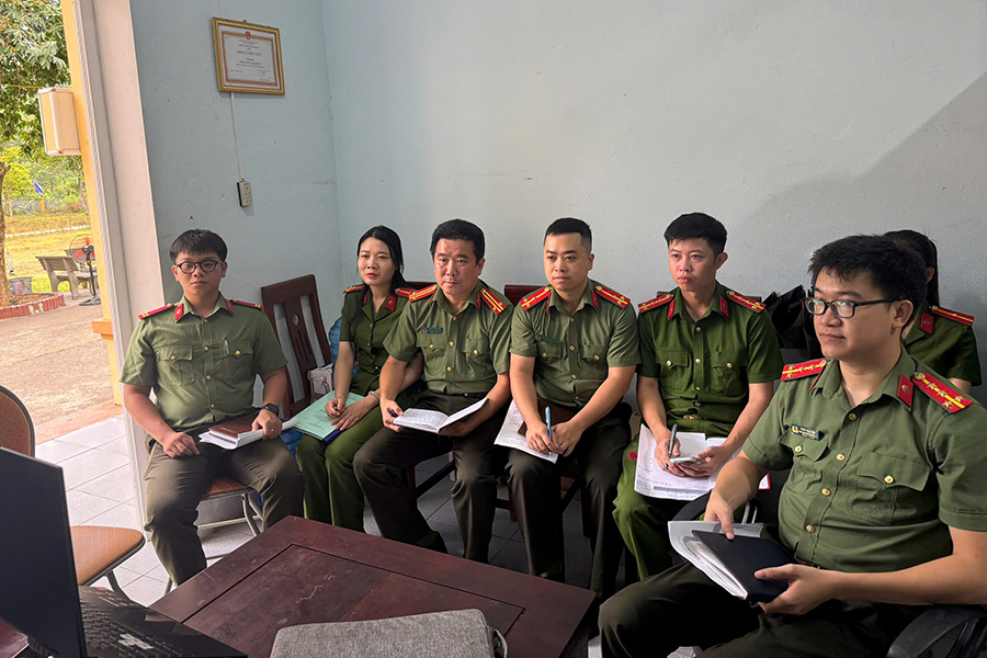 Cán bộ, đảng viên Công an xã tham dự Hội nghị