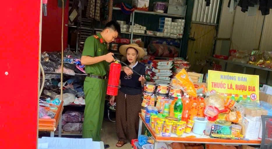 Công an xã hướng dẫn hộ kinh doanh phòng cháy chữa cháy