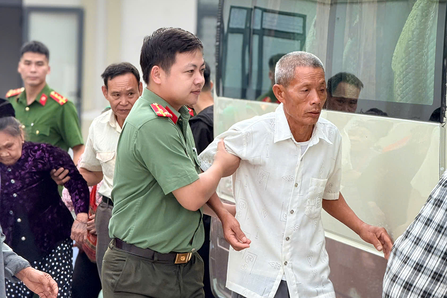 Công an xã Châu Khê hỗ trợ thân nhân liệt sĩ trong quá trình di chuyển