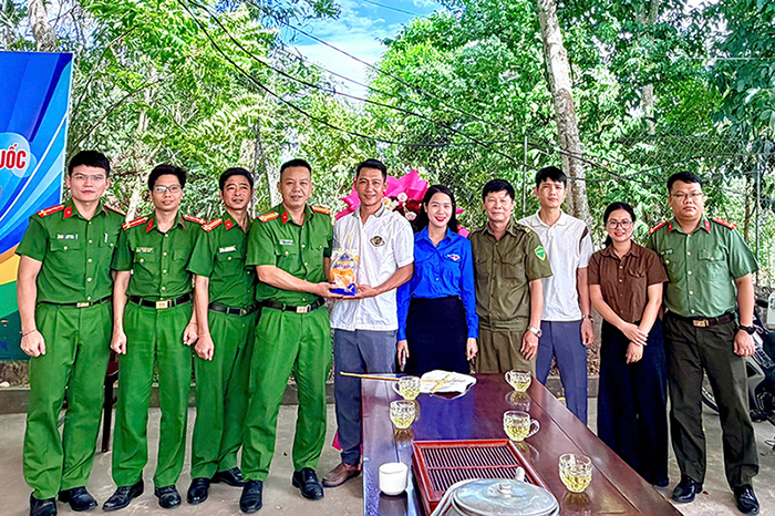 Cấp ủy và Ban Quản lý thôn Khe Choăng tặng hoa chúc mừng Công an xã Châu Khê