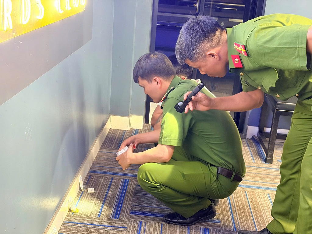Công an xã tiến hành test nhanh các đối tượng có biểu hiện nghi vấn