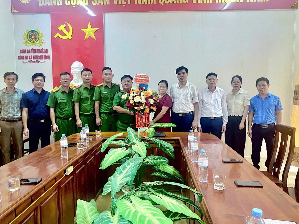 Đại diện Đảng uỷ, UBND, UBMTTQ, HĐND xã tặng hoa chúc mừng