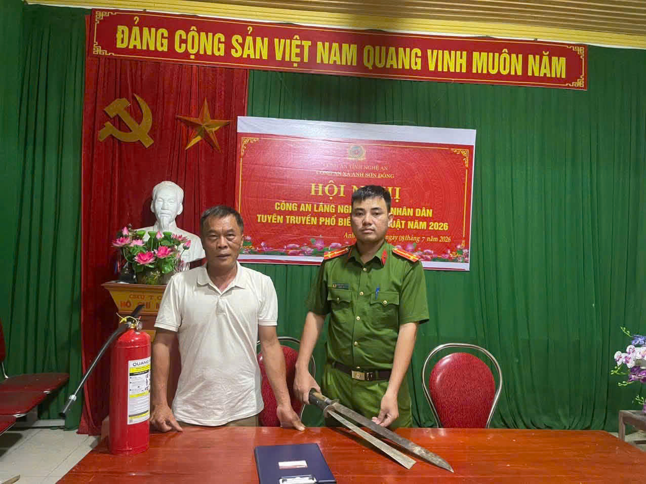 Người dân tự nguyện giao nộp vũ khí, vật liệu nổ và công cụ hỗ trợ