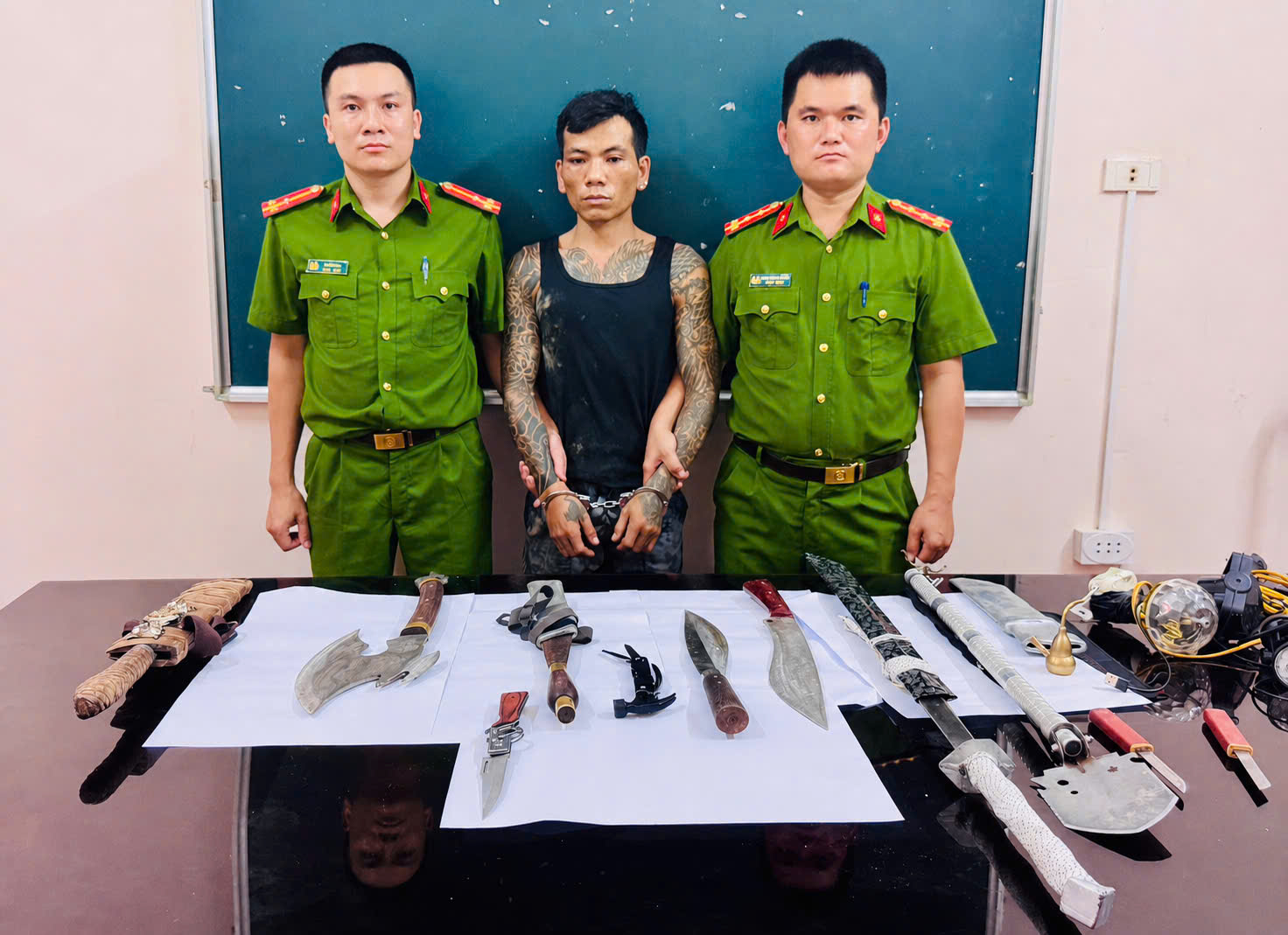 Đối tượng Vi Văn Nhạc và tang vật 