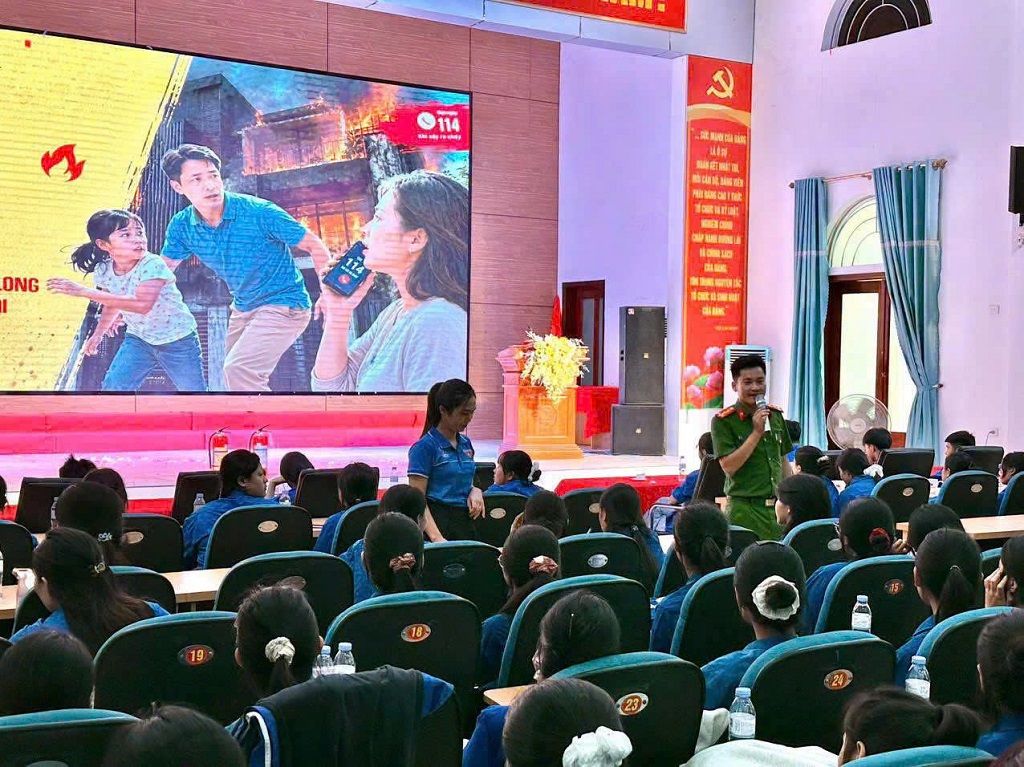 Đoàn viên, thanh niên tích cực tương tác, đặt nhiều câu hỏi thực tế và được cán bộ Cảnh sát PCCC và CNCH giải đáp, hướng dẫn cụ thể
