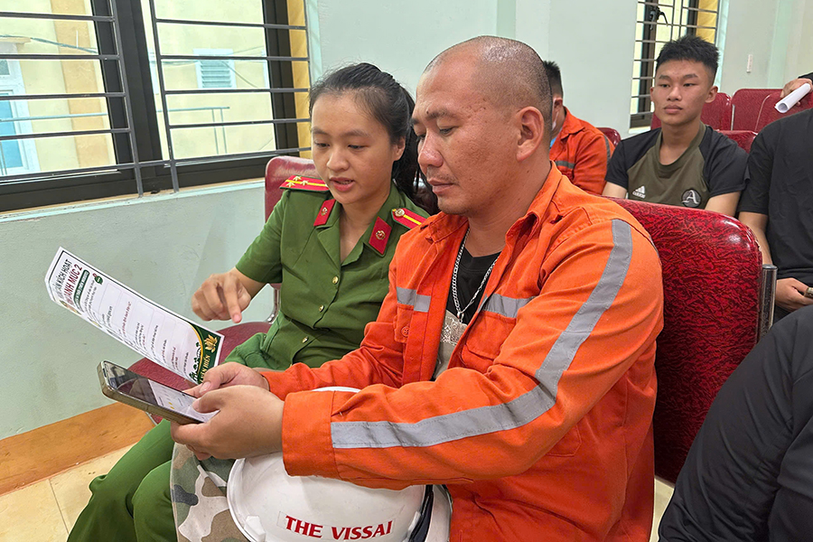 Công an xã Văn Hiến hướng dẫn người dân kích hoạt định danh điện tử mức 2