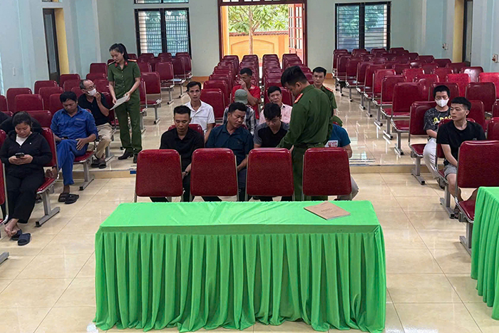 Công an xã tiến hành kiểm diện đối với các trường hợp đang chấp hành án hình sự tại cộng đồng