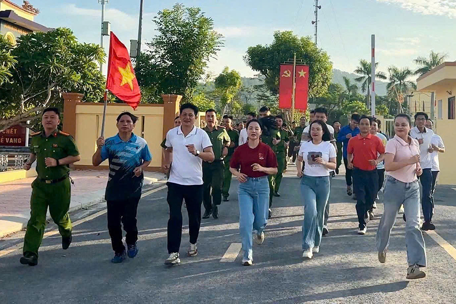 Đại diện cấp ủy, chính quyền, lực lượng Công an, Quân sự cùng đoàn viên, thanh niên tham gia chạy phong trào hưởng ứng