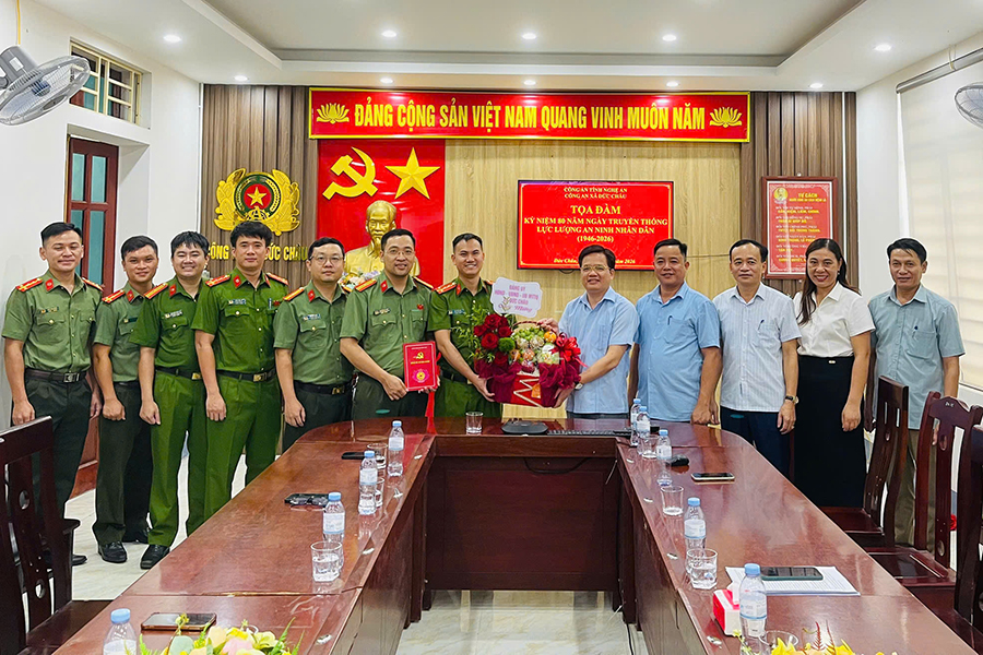 Đảng ủy - HĐND - UBND - MTTQ xã tặng hoa chúc mừng Công an xã Đức Châu