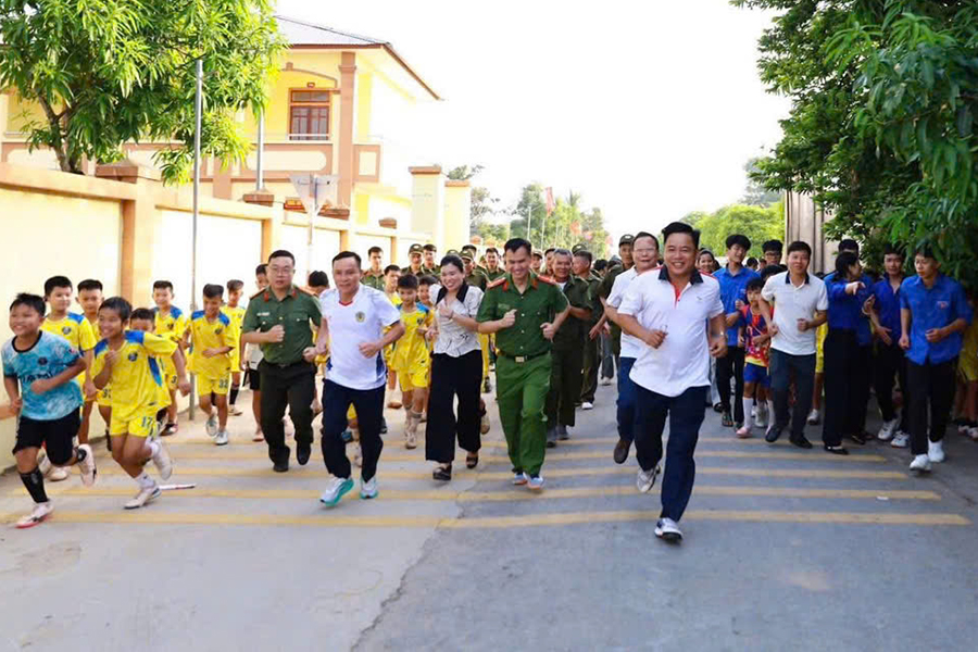 Cán bộ, đảng viên và người dân chạy phong trào hưởng ứng
