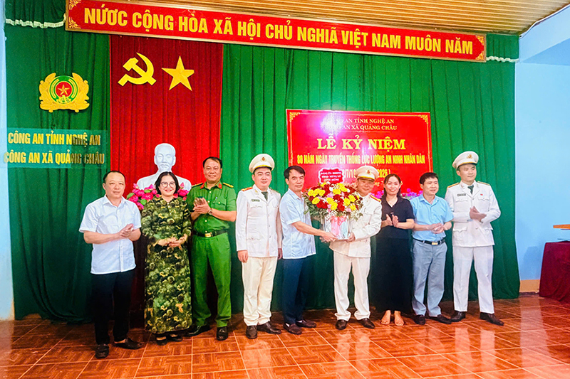 Cấp ủy, chính quyền xã Quảng Châu tặng hoa chúc mừng Công an xã