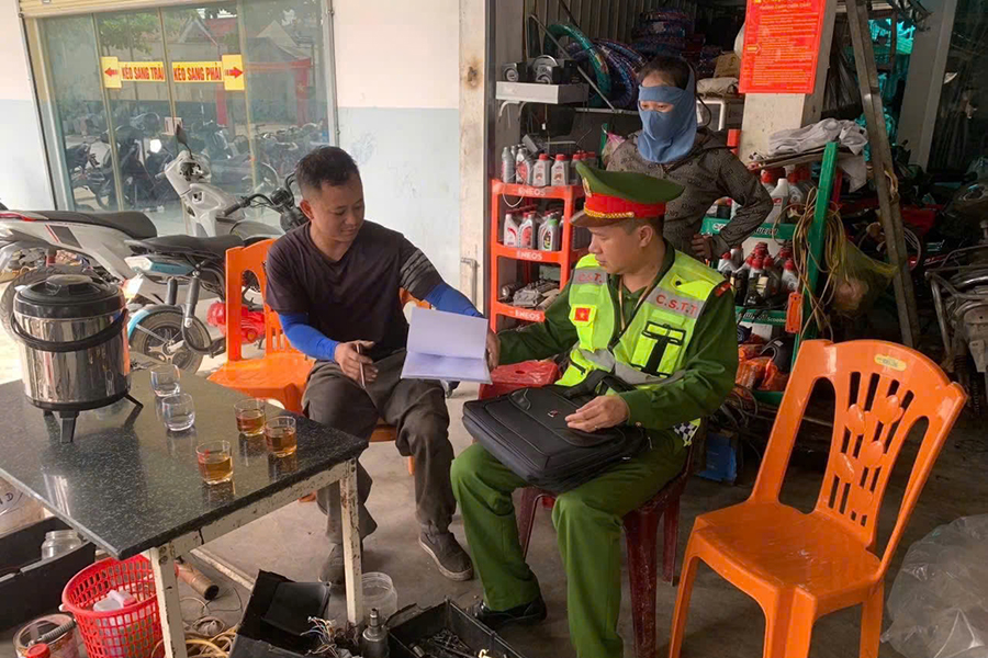 Công an xã tổ chức cho cơ sở sửa chữa xe máy ký cam kết