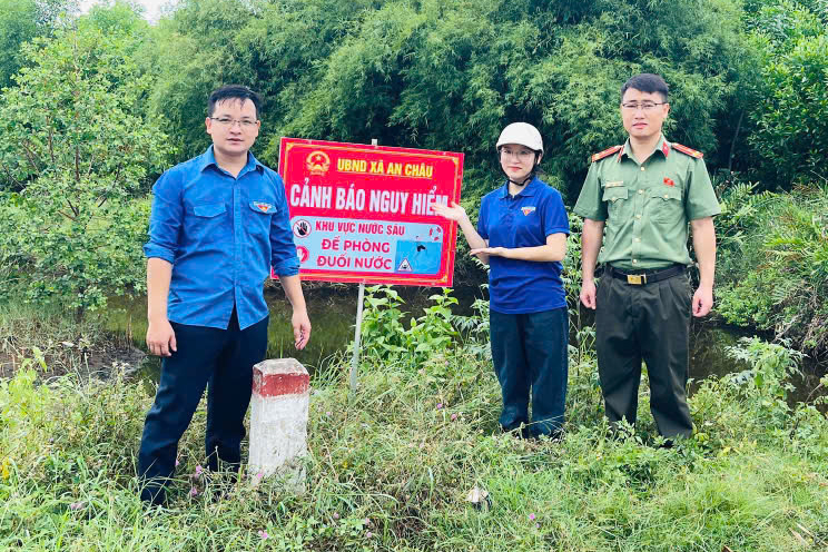 Công an xã cắm biển phòng chống đuối nước tại các khu vực