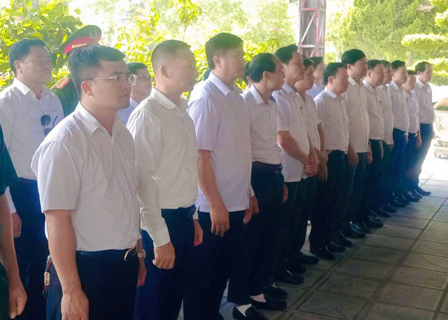 Đoàn đại biểu tưởng nhớ công lao của các anh hùng liệt sĩ