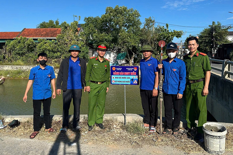 Công an xã phối hợp cắm biển cảnh báo tại khu vực tiềm ẩn nguy cơ đuối nước