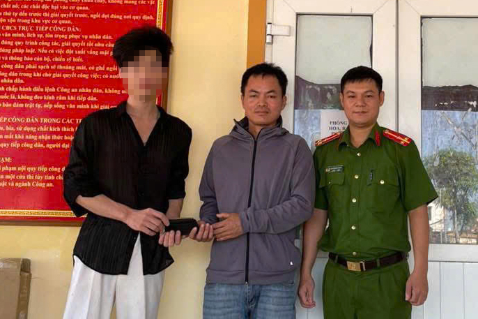   Dưới sự chứng kiến của Công an xã, anh Lê Hồng Lương trao trả tài sản cho anh Tr.A.T 