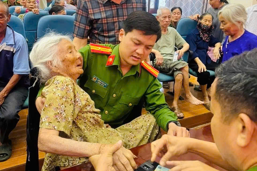 Công an xã hỗ trợ thân nhân liệt sĩ trong quá trình thu nhận mẫu ADN