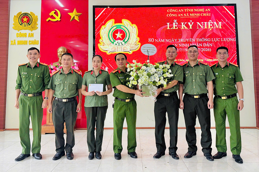   Chỉ huy Công an xã tặng hoa chúc mừng lực lượng An ninh