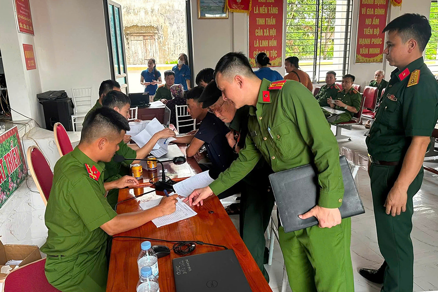  Công an xã hỗ trợ thân nhân thu nhận mẫu ADN