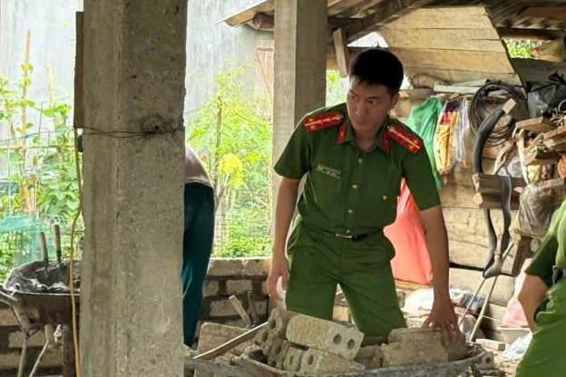  Công an xã sửa chữa nhà cho gia đình ông Lô Văn Tin