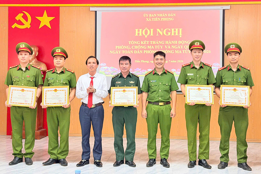 Khen thưởng tập thể, cá nhân có thành tích xuất sắc
