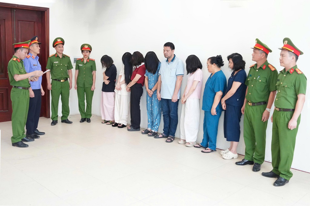 Cơ quan Cảnh sát điều tra Công an tỉnh Nghệ An đọc lệnh khởi tố vụ án, khởi tố 10 bị can về tội “Lừa dối khách hàng”