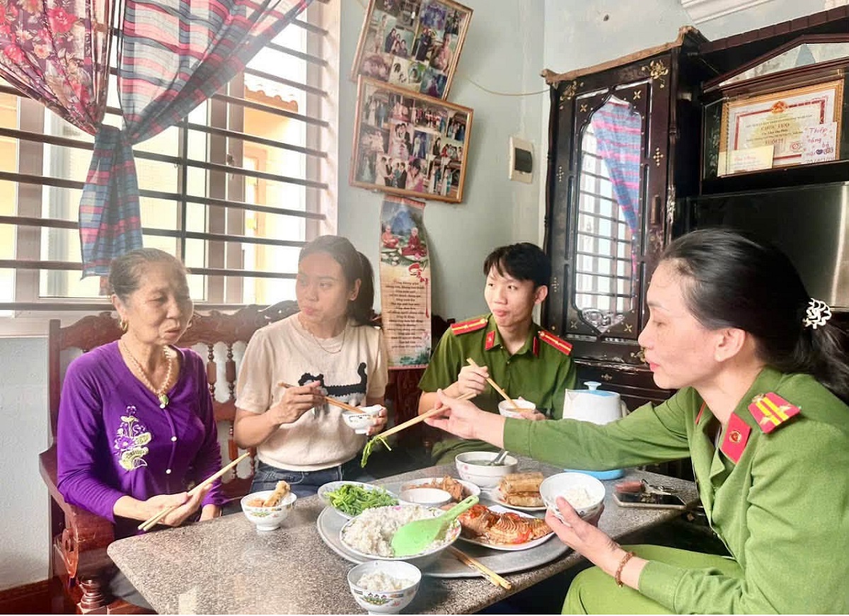 Chi hội Phụ nữ và Chi đoàn Công an phường Cửa Lò tổ chức 
