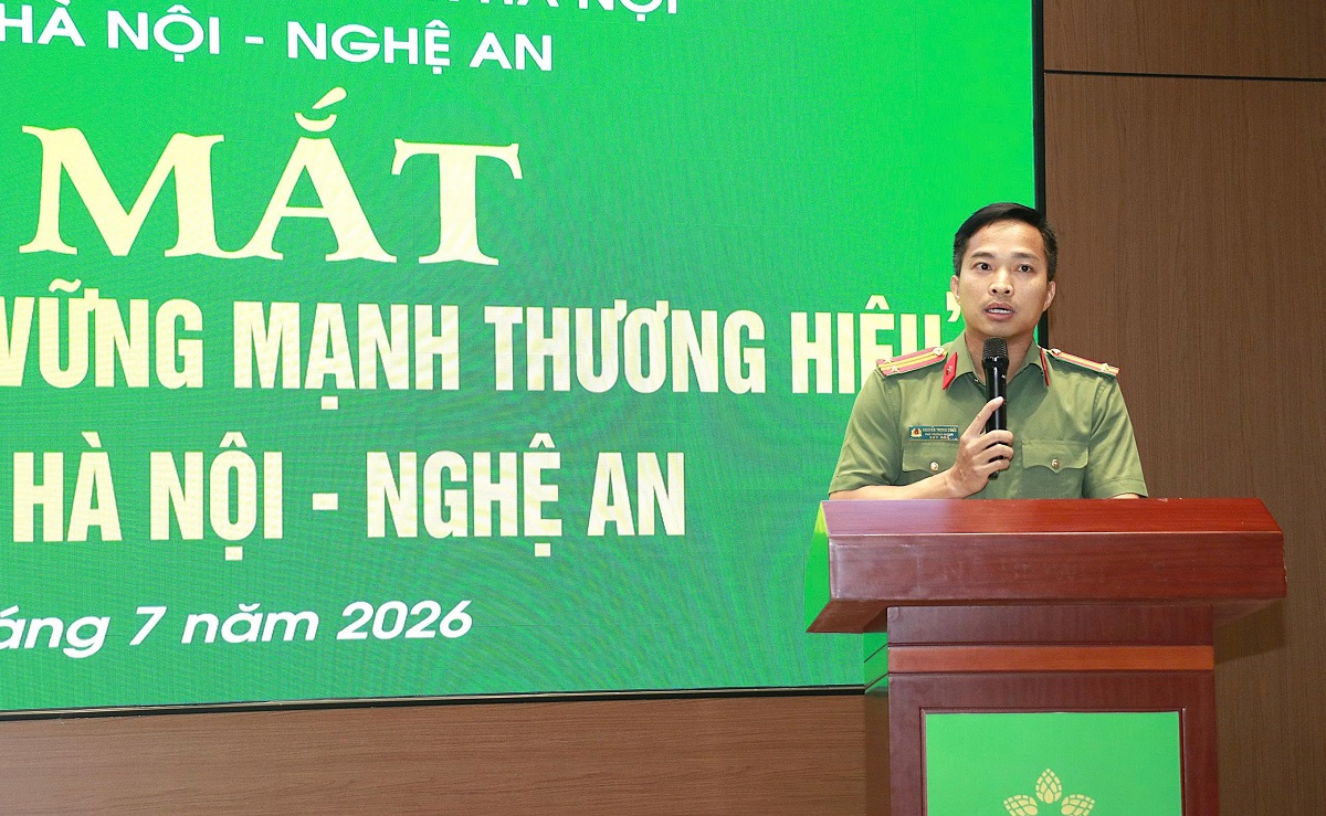 Lãnh đạo Phòng An ninh kinh tế Công an tỉnh phát biểu tại buổi lễ