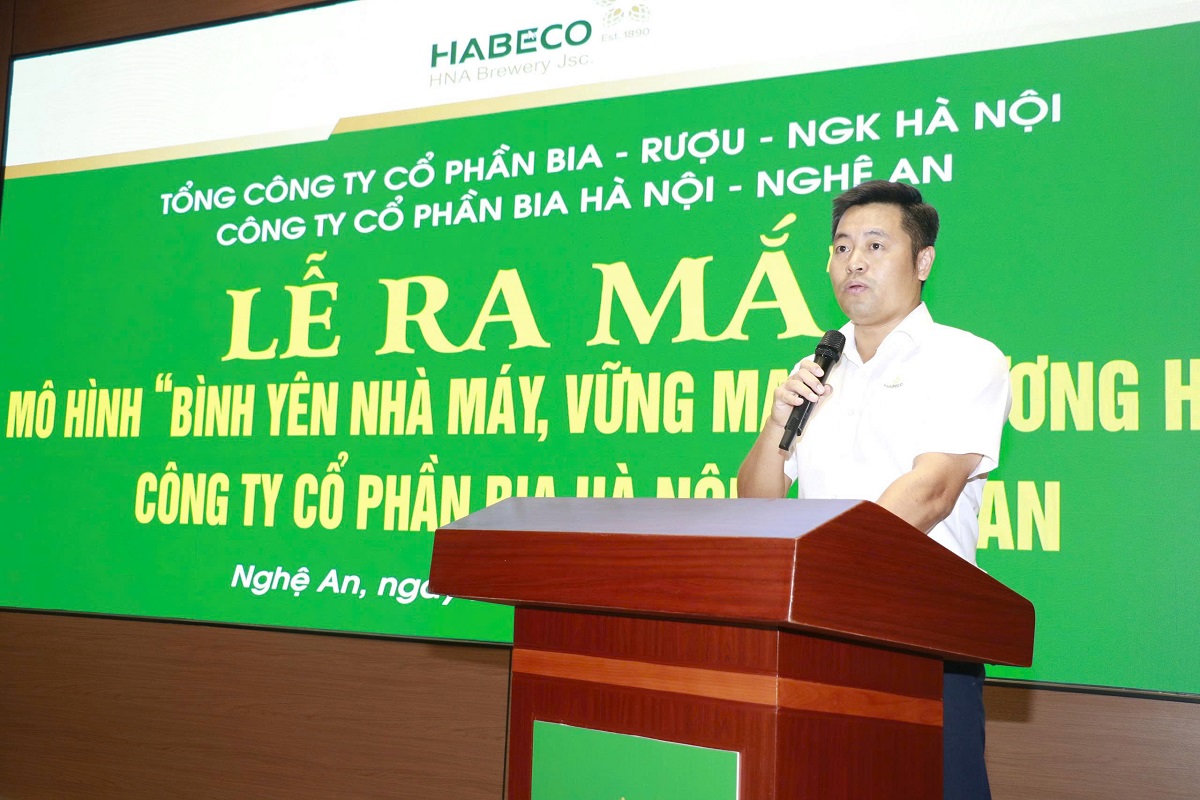 Ông Trịnh Quang Huy, Giám đốc Công ty cổ phần bia Hà Nội - Nghệ An trình bày diễn văn tuyên truyền về Ngày hội toàn dân bảo vệ an ninh Tổ quốc