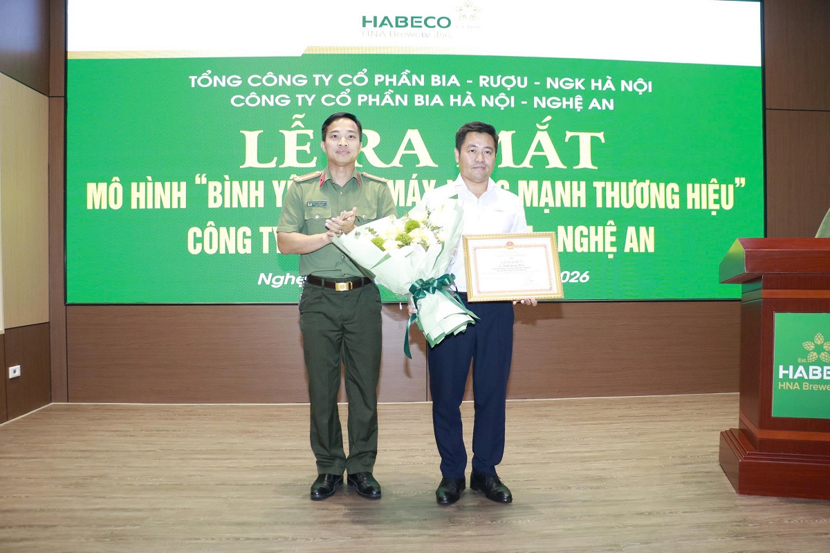 Thừa ủy quyền, Lãnh đạo Phòng An ninh kinh tế trao Giấy khen của Giám đốc Công an tỉnh tặng ông Trịnh Quang Huy, Giám đốc Công ty cổ phần bia Hà Nội - Nghệ An