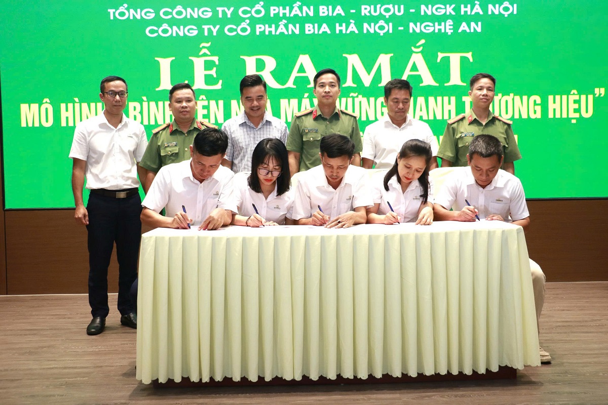 Đại diện các phòng, ban Công ty ký cam kết thực hiện tốt mô hình “Bình yên nhà máy, vững mạnh thương hiệu”
