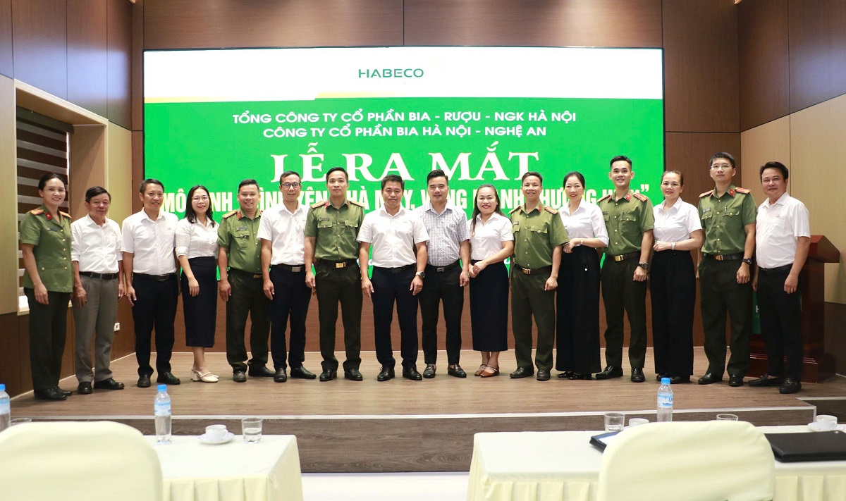 Đại biểu chụp ảnh lưu niệm