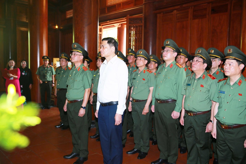 Đoàn đại biểu dâng hương tại Khu di tích Quốc gia đặc biệt Kim Liên