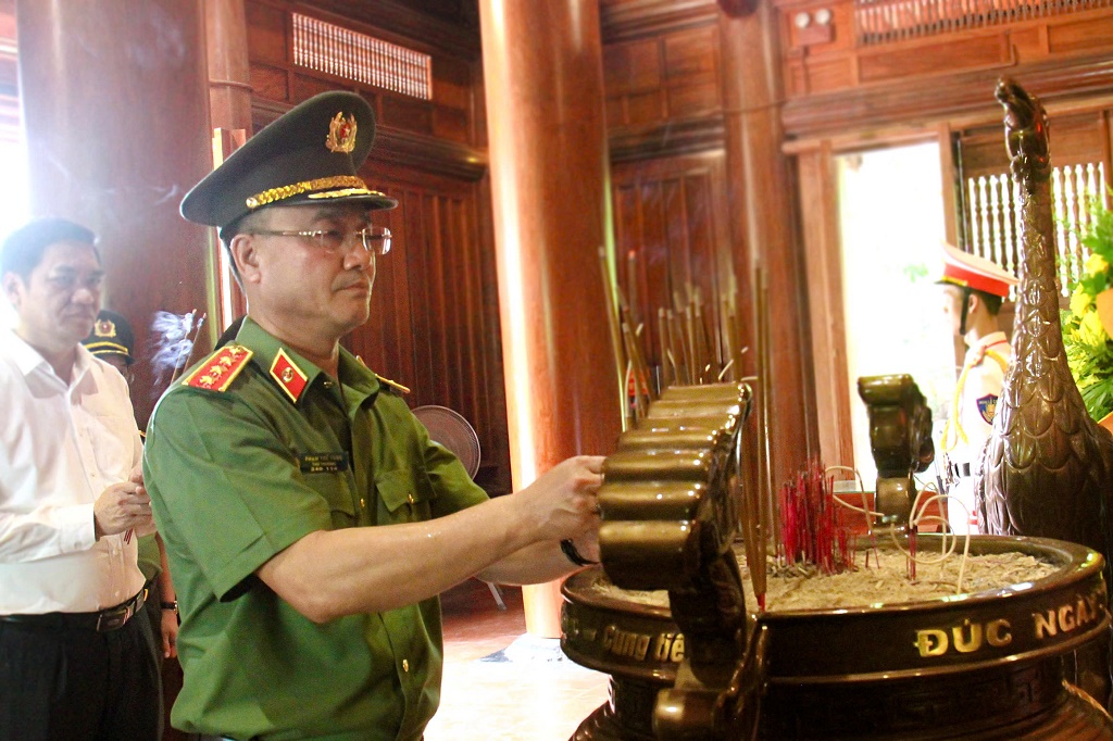 Thứ trưởng Phạm Thế Tùng dâng hương tại Khu di tích lịch sử Quốc gia đặc biệt Kim Liên.